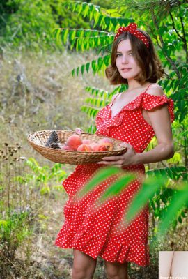 فتاة القرية الصغيرة الجميلة التي تقطف الخوخ في البستان تقدم لك الخوخ – هيلانا (40P)