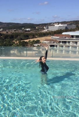 فتاة كورية جميلة تظهر جسدها المثالي في حمام السباحة (30P)