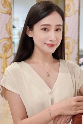 تتمتع الفتاة النقية والجميلة “Wei Wei'an” بمزاج أثيري مثل الجنية، وشخصية بيضاء ورقيقة، ومنحنيات ملفتة للنظر (10P)
