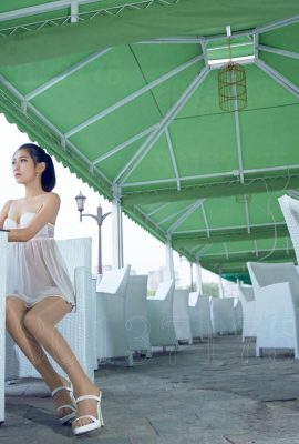 تم تصوير ساقي جين باو الجميلتين بالجوارب في الخارج، وهي تجري بمؤخرتها عارية (68P)