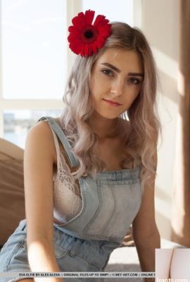 الشابة الشقراء إيفا إلفي تظهر جسدها الرائع مع زهرة في شعرها (18P)