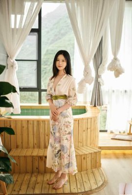 امرأة جميلة بالملابس اليابانية ذات ثديين جميلين