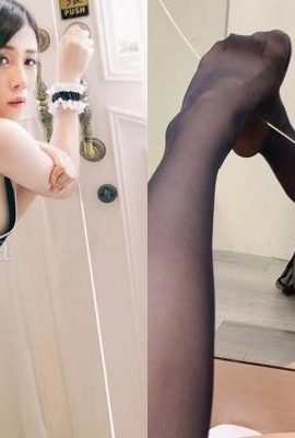 الحبيبة الجميلة في الكأس الإلكترونية “Kebao” ترتدي جوارب سوداء وتنشر ساقيها أمام المرآة، منظور شرير للغاية (44P)