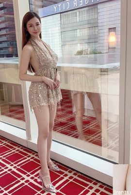 الفتاة الجميلة Xue Erlin ترتدي البيكيني في حمام سباحة الفندق وتتحرر، ثدييها الجميلان جاهزان للخروج (38P)