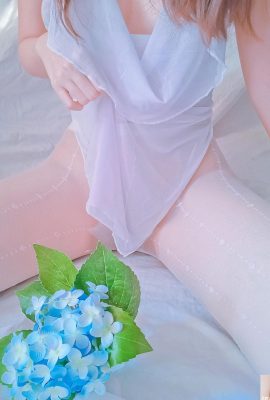 (مجموعة الإنترنت) فتاة صغيرة من مشاهير الإنترنت تستلقي بهدوء على ملاءات السرير – الجمال في الزهور (28P)