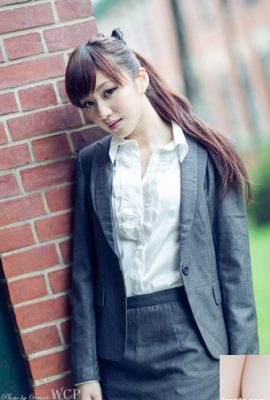 (صورة نموذجية) Xiaoya OL جميلة وحلوة بالزي الرسمي، جوارب، أرجل جميلة، لقطة خارجية مثيرة (35