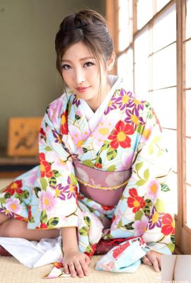 فتاة سوبر قرنية في الكيمونو