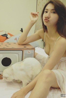 32D Hot Madou ~ Mia Wei Keren ~ تلتقط صورة سيلفي ضبابية على السرير مع كشف ساقيها الجميلتين، مما يظهر مزاجها وجمالها (61P)