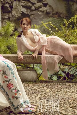 Su Xiaoman & Fang Zixuan “ضوء القمر الأبيض” (64p)