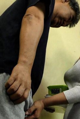 امرأة ناضجة محبطة تغوي جارتها بملابس تؤكد ثدييها ، ولديها ممارسة الجنس البذيء مع امرأة بذيئة! (20p)