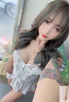 يفتح V Deep V على صدر الثديين الجميل (10p)
