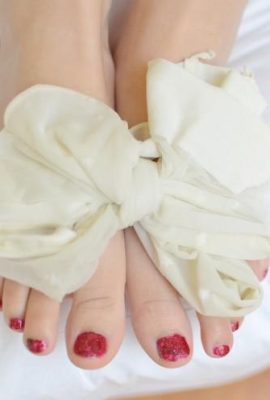 (صورة Legku) No.005 فتاة ذات أرجل طويلة مع سراويل شفافة تحت جوارب بيضاء