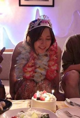 الاحتفال بعيد ميلاده هو أكل بارات الشوكولاتة ، Ningning Tanaka