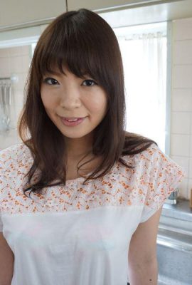 ربة المنزل الشابة في المنزل مهووسة تمامًا بـ T-bewitched.