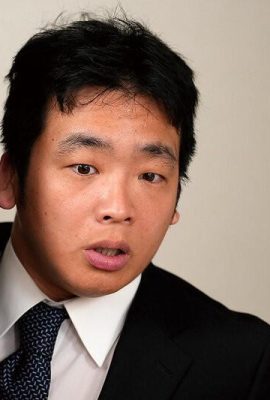 يوريرا: زوجتي هي الصديقة الجنسية لجارتي يوريرا (21P)