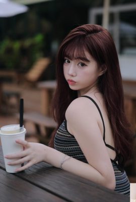 “Zi. Zi Ting” لها عيون كبيرة وهي لطيفة جدًا وحلوة … الابتسامة ساحرة جدًا (10P)