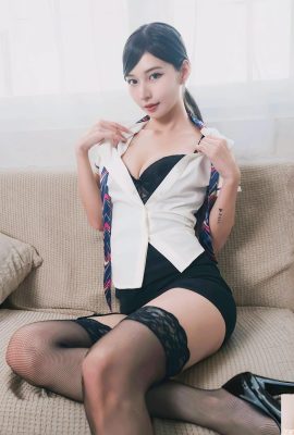 “آنا كوكو” تتمتع بسيقان نحيلة وجميلة ولا يغريها الهجوم الساخن (10P)